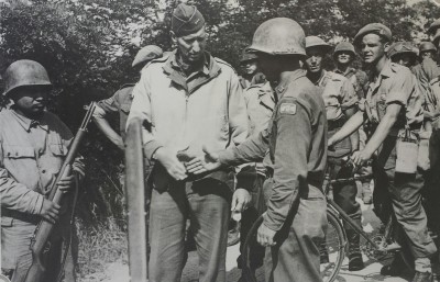 Il Generale Clark ,comandante della V armata, nelle vicinanze di Grosseto (Foto Archivio ISGREC)