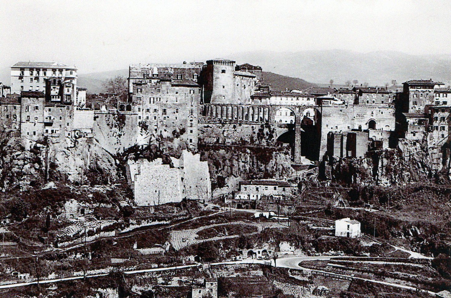 Vecchia foto di Pitigliano (fonte Wikipedia)