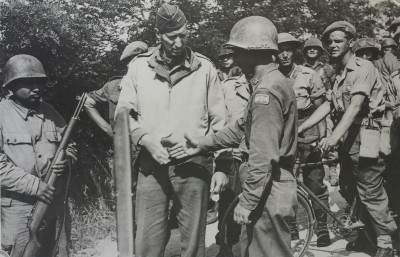 Il Generale Clark ,comandante della V armata, nelle vicinanze di Grosseto (Foto Archivio ISGREC)