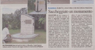 Articolo di giornale che riporta il furto dell'ancora avvenuto a Grosseto, al monumento dedicato a Madoni.