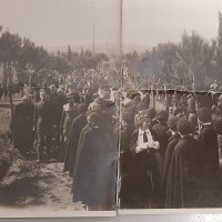 Inaugurazione del Monumento ai caduti del Parco della Rimembranza di Sorano. Sulla sinistra si riconosce il parroco Monsignor Tavani e alla sua destra probabilmente Arturo Romboli (o, secondo alcuni, Odoardo Poggi, primo podestà del comune di Sorano, squadrista e amministratore della Contessa Piccolomini-Sereni).