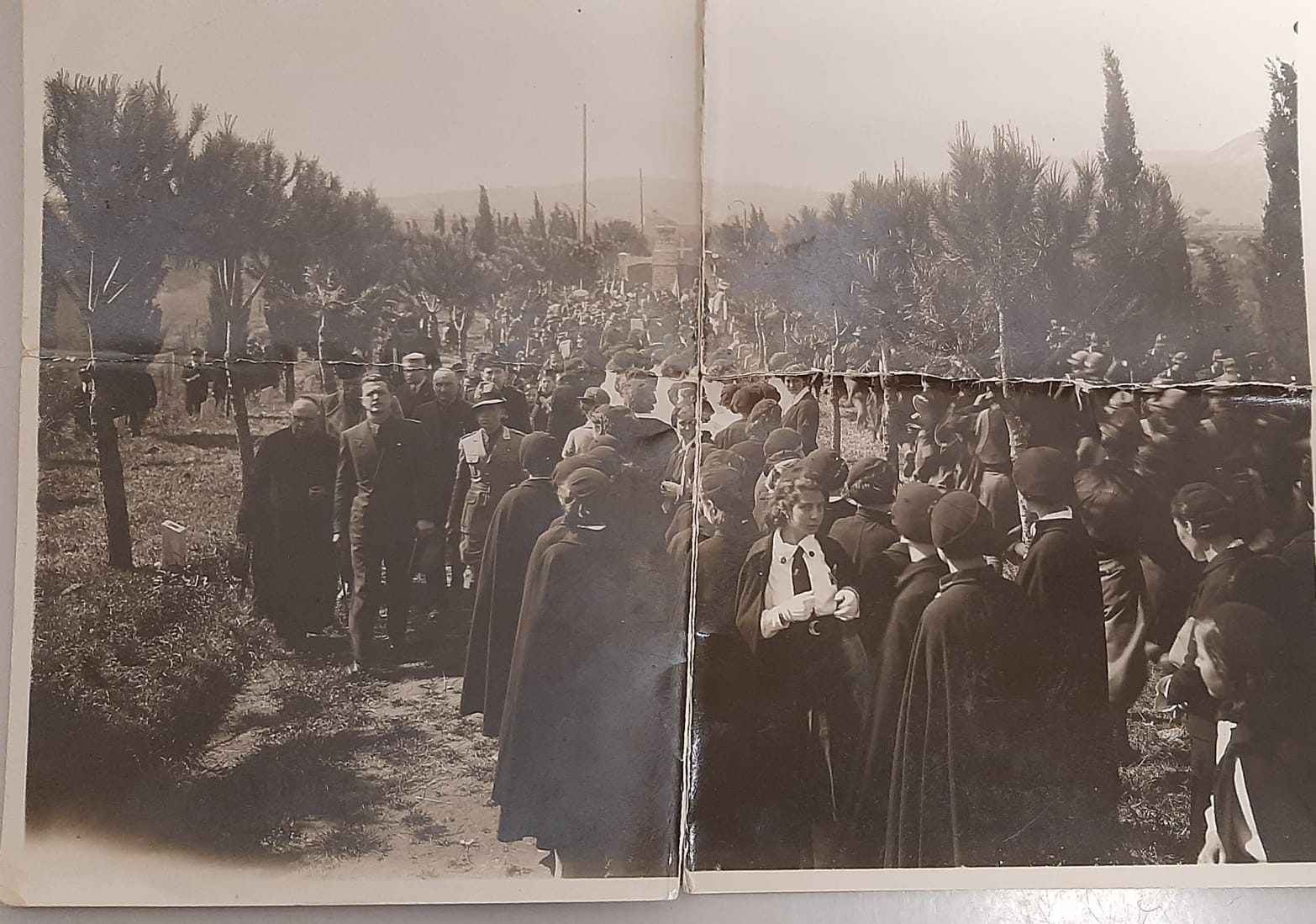 Inaugurazione del Monumento ai caduti del Parco della Rimembranza di Sorano. Sulla sinistra si riconosce il parroco Monsignor Tavani e alla sua destra probabilmente Arturo Romboli (o, secondo alcuni, Odoardo Poggi, primo podestà del comune di Sorano, squadrista e amministratore della Contessa Piccolomini-Sereni).