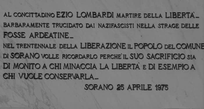 Lapide posta sulla facciata del palazzo comunale di Sorano.