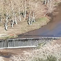 Ore 10:45 – L’incaricato pulisce la griglia di captazione sopra la cascata